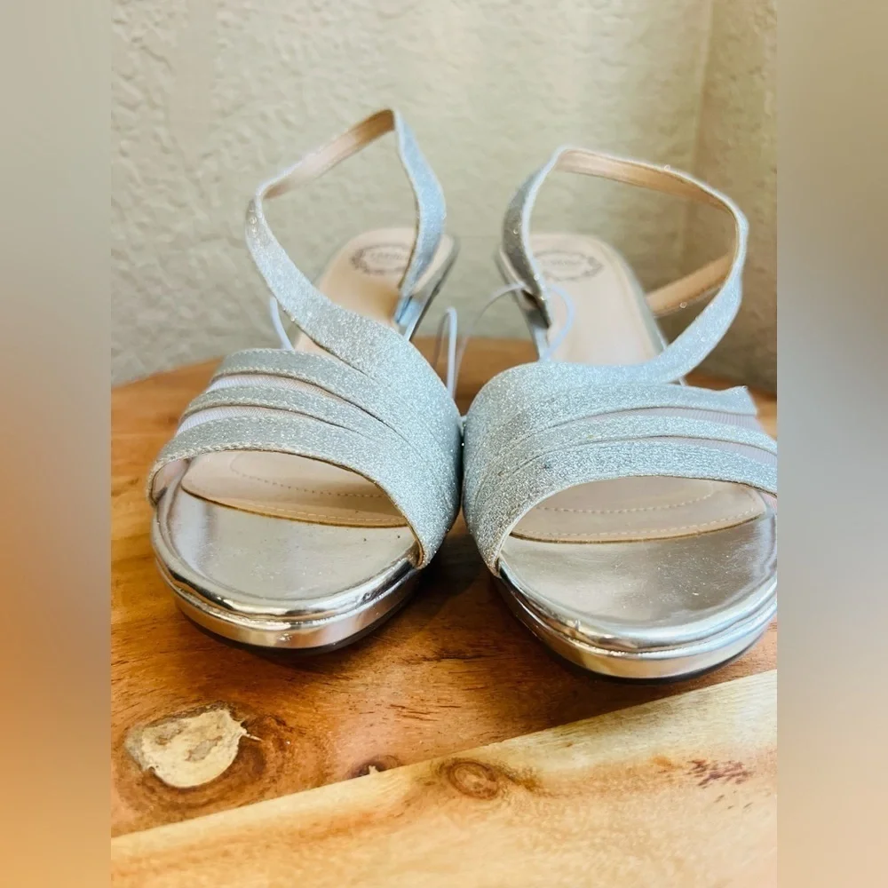 I.MILLER women’s shoes silver size 6 NEW